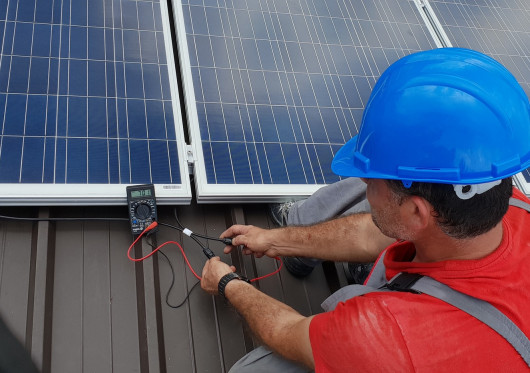 Brangios klaidos – kaip nesuklysti prižiūrint nuosavą saulės elektrinę