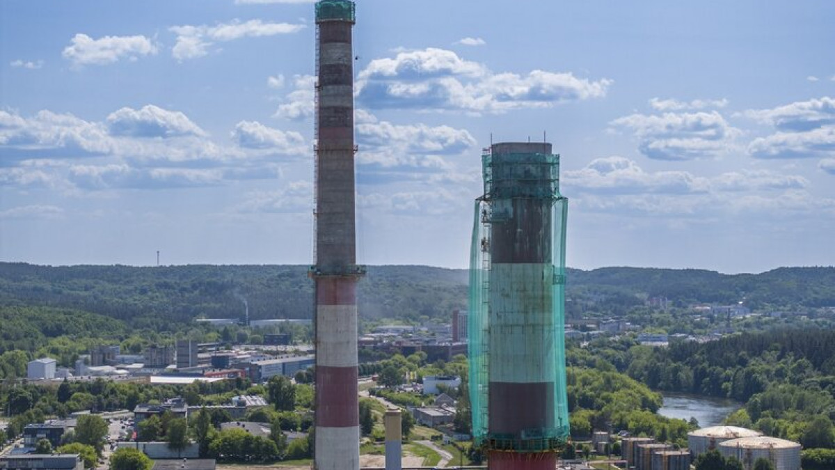 Atnaujinami vieni aukščiausių Vilniaus statinių – elektrinės kaminai 2