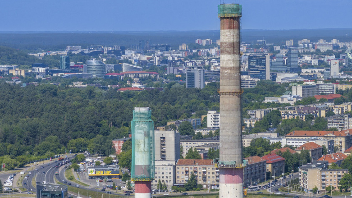 Atnaujinami vieni aukščiausių Vilniaus statinių – elektrinės kaminai 4