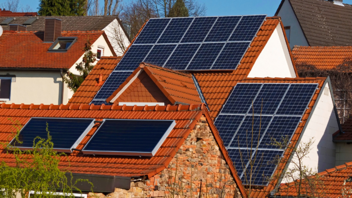 Ant stogų daugėja saulės modulių: draudikai pataria, kaip juos apsaugoti 1
