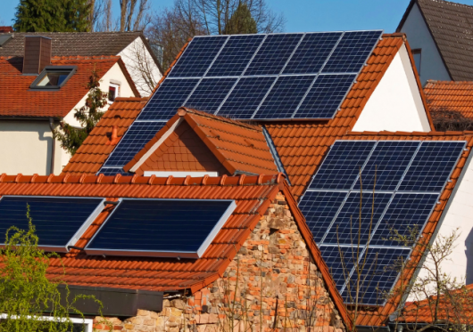 Ant stogų daugėja saulės modulių: draudikai pataria, kaip juos apsaugoti