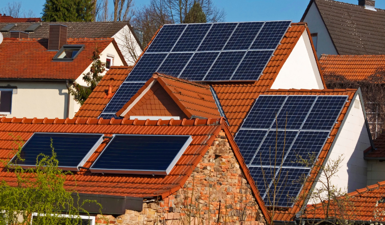 Ant stogų daugėja saulės modulių: draudikai pataria, kaip juos apsaugoti