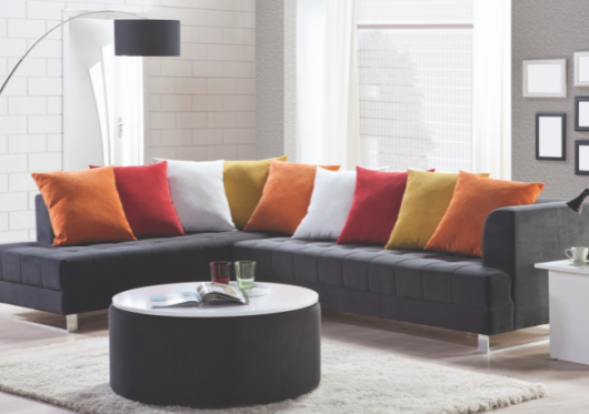 Kas svetainėje dera labiau - sofa ar minkštas kampas?