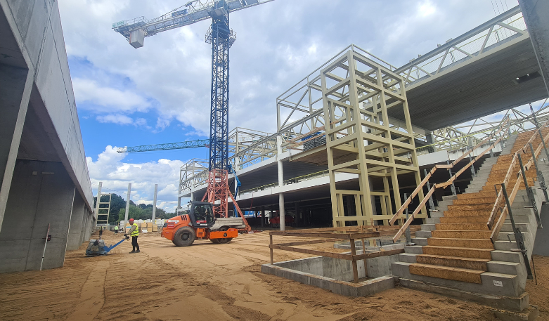 Vilniaus oro uoste pradėtas montuoti naujojo išvykimo terminalo fasadas 3