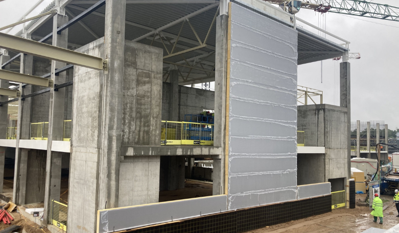 Vilniaus oro uoste pradėtas montuoti naujojo išvykimo terminalo fasadas 4