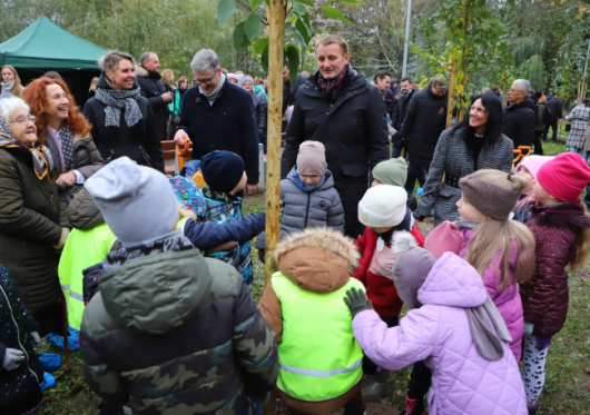 Šiauliuose baigtas sodinti sakurų sodas: 101 medelis įprasmino humanizmo idėjas