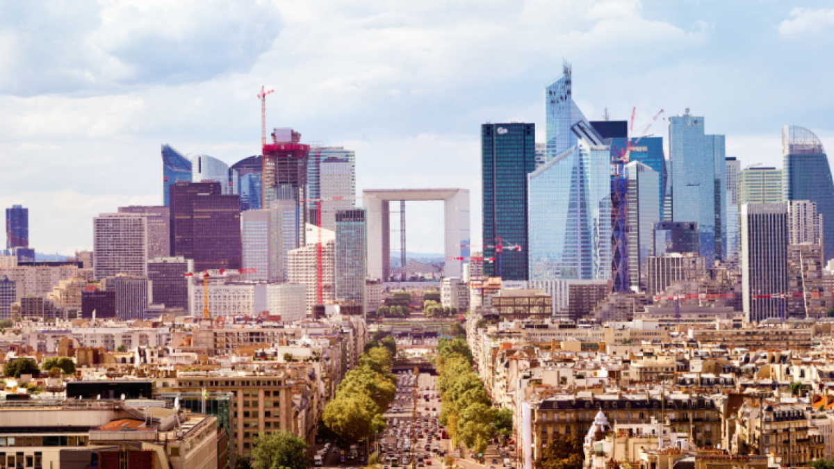 Paryžiaus verslo rajone biuro darbuotojus tikimasi pakeisti studentais