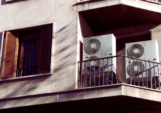 Nusprendėte oro kondicionierių montuoti buto balkone? Pirmiausia reikia pasirūpinti leidimais