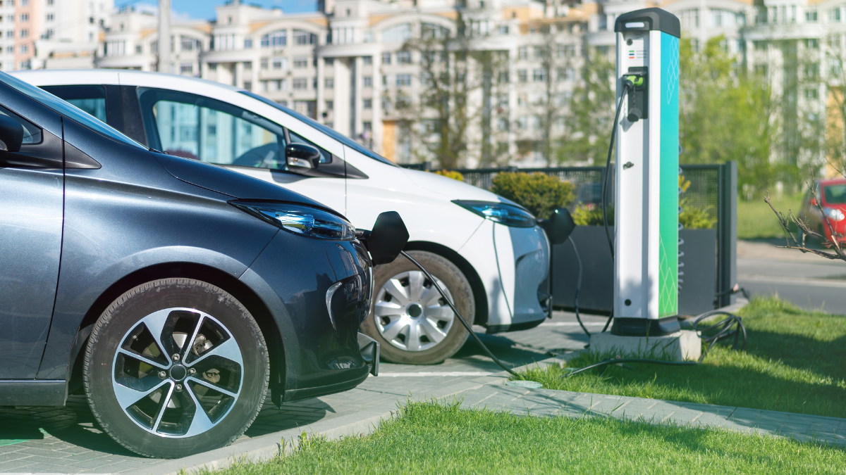 Ar NT rinka pasiruošusi pusę elektros energijos skirti elektromobilių įkrovimui?