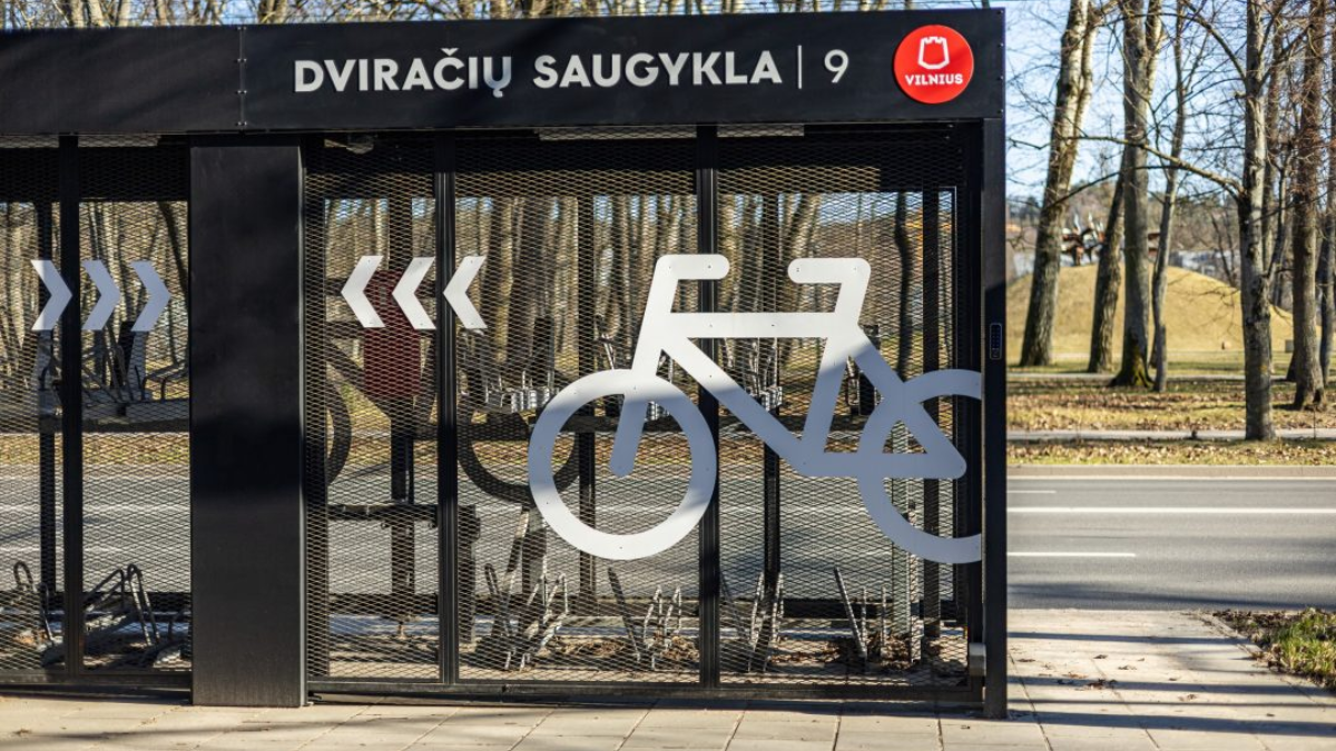 Patogus dviračių ir paspirtukų saugojimas Vilniuje: atidarytos pirmosios daugiafunkcės saugyklos 1