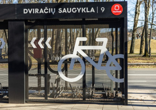 Patogus dviračių ir paspirtukų saugojimas Vilniuje: atidarytos pirmosios daugiafunkcės saugyklos