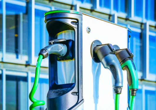 Elektromobilių įkrovimo stotelės: kokias galimybes turi daugiabučių namų gyventojai?
