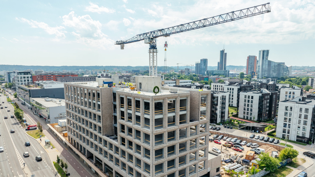 Virš „Sand Offices“ verslo centro iškeltas statybų pabaigtuvių vainikas 1