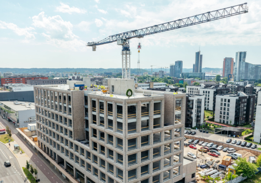 Virš „Sand Offices“ verslo centro iškeltas statybų pabaigtuvių vainikas