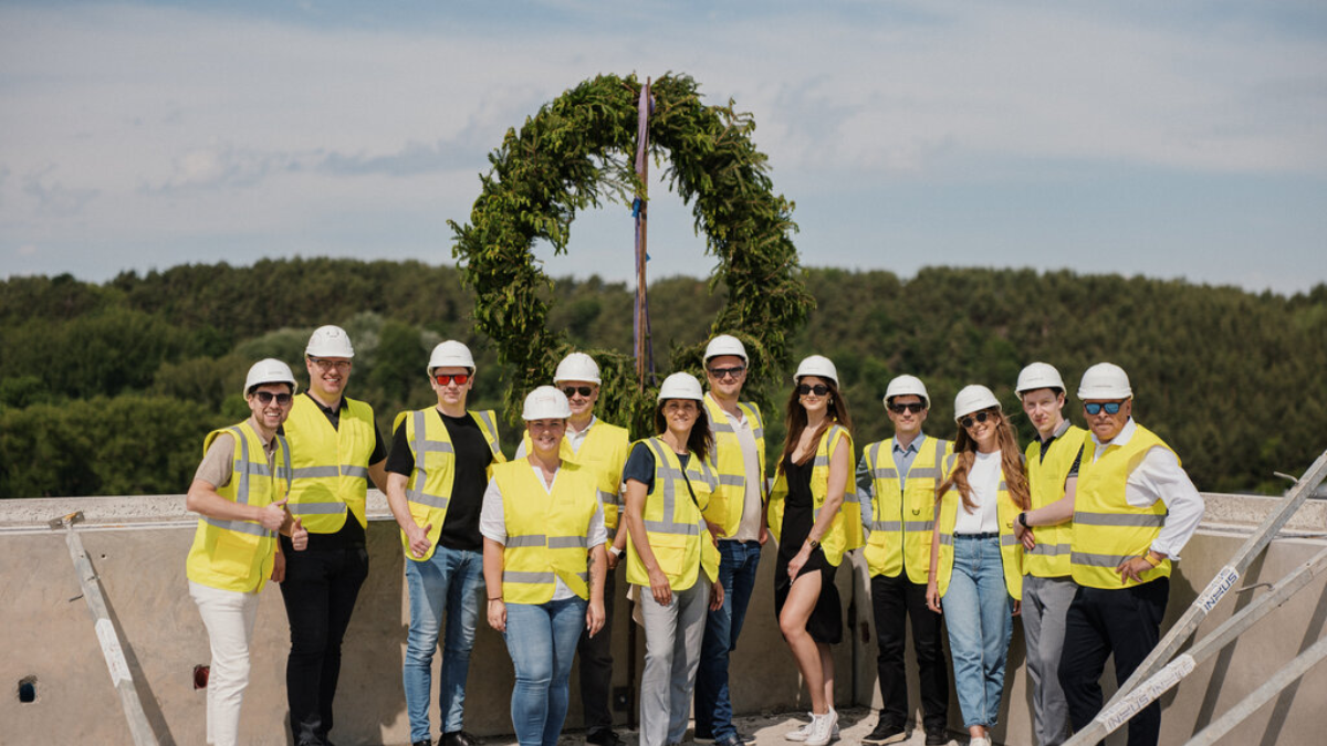 Virš „Sand Offices“ verslo centro iškeltas statybų pabaigtuvių vainikas 2