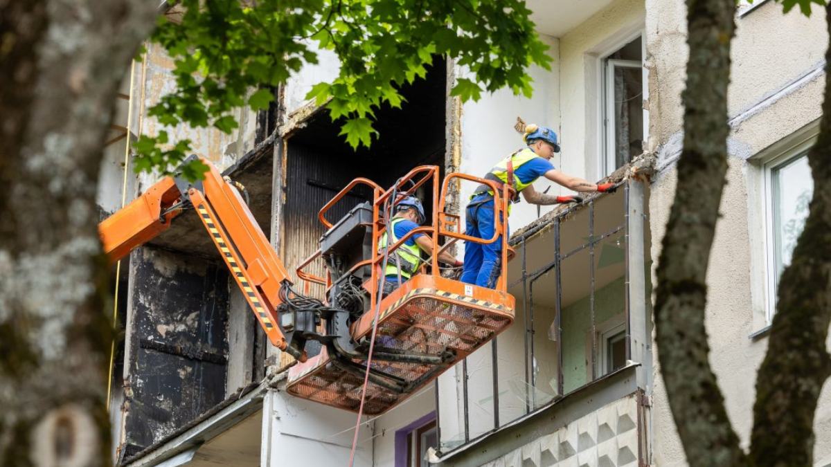 Pradedami Vilniuje Viršuliškėse degusio daugiabučio avarinės būklės pašalinimo darbai 1