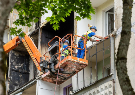Pradedami Vilniuje Viršuliškėse degusio daugiabučio avarinės būklės pašalinimo darbai