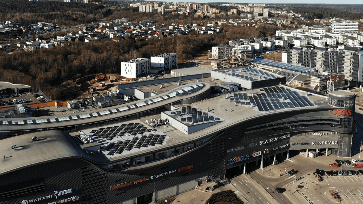 Verslo pastangos dėl klimato: ant prekybos centro įrengė elektrinę ir įkurdino bites 1