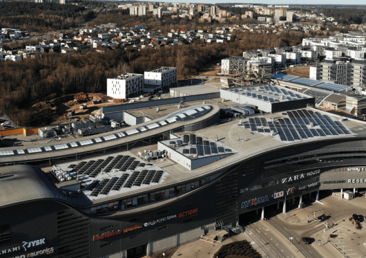 Verslo pastangos dėl klimato: ant prekybos centro įrengė elektrinę ir įkurdino bites
