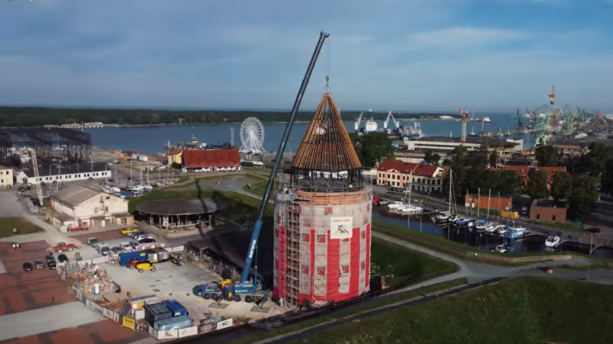 Ant atkuriamo Klaipėdos pilies bokšto sienų užkelta jo viršūnė