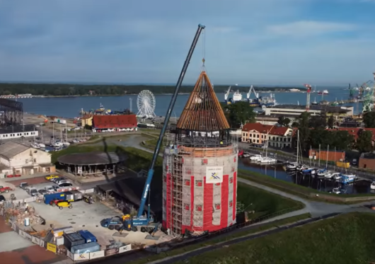 Ant atkuriamo Klaipėdos pilies bokšto sienų užkelta jo viršūnė