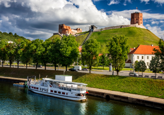 Vilnius žengia į priekį: 2025 metais startuos elektrinis vandens transportas Neries upe