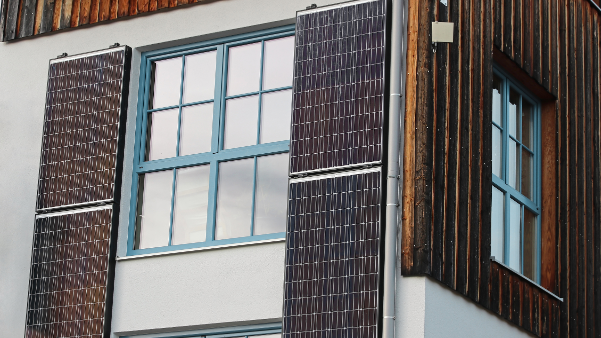 Saulės parkų karštinė Europoje: vokiečiai energiją generuoja balkonuose, ispanai – kapinėse. Ką planuoja Lietuva? 1