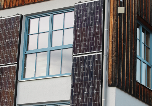 Saulės parkų karštinė Europoje: vokiečiai energiją generuoja balkonuose, ispanai – kapinėse. Ką planuoja Lietuva?