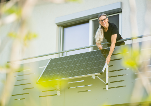 Mobili saulės elektrinė – galimybė 600 tūkst. klientų elektrą gamintis daugiabučiuose