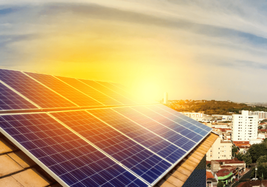 Dažniausi mitai apie saulės energiją: kodėl vis dar abejojama saulės baterijų nauda?