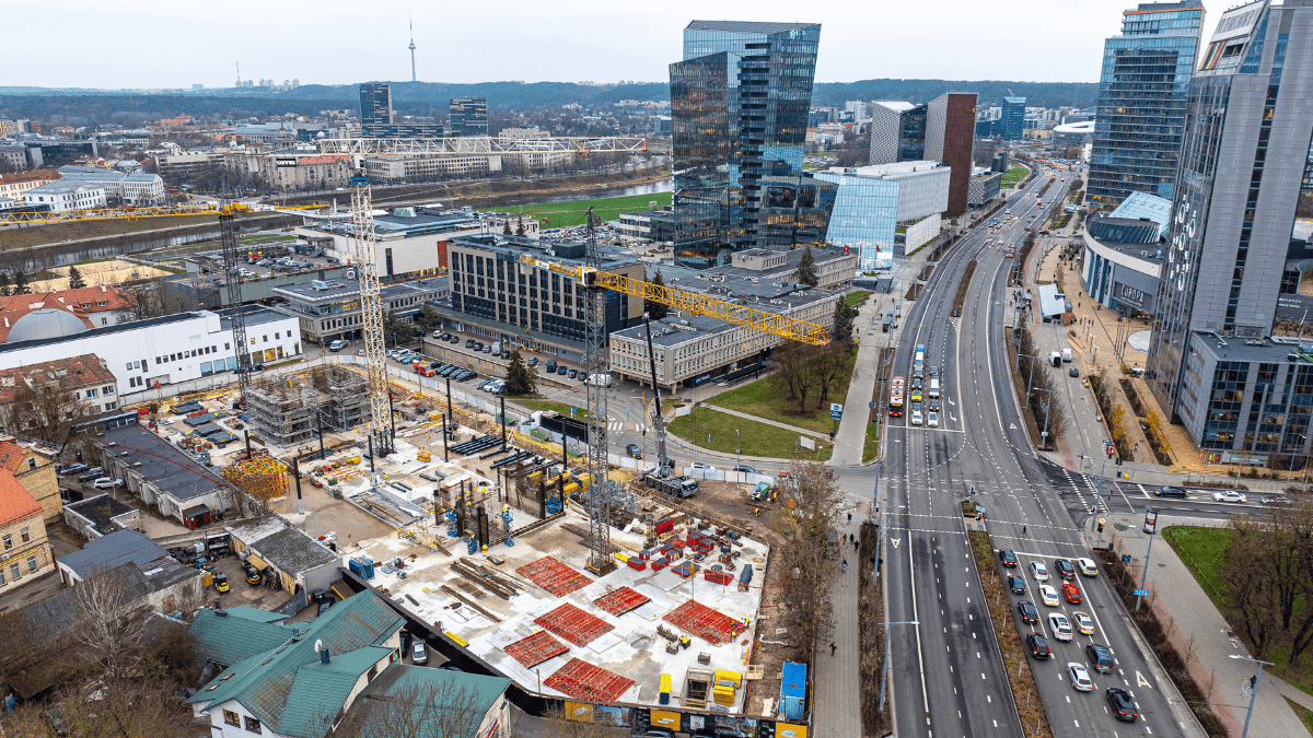 Verslo centro „Sąvaržėlė“ statybos įgauna pagreitį – jau pakilo virš žemės