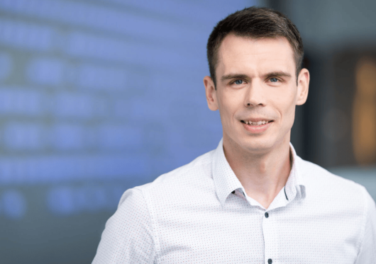 Ilgėjančios dienos – proga taupyti elektros energiją: ekspertas dalinasi naudingais patarimais