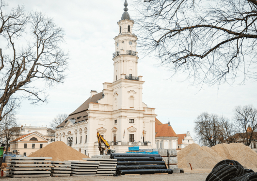 Rotušės aikštės rekonstrukcija: baigia atnaujinti požemines komunikacijas, imasi dangų