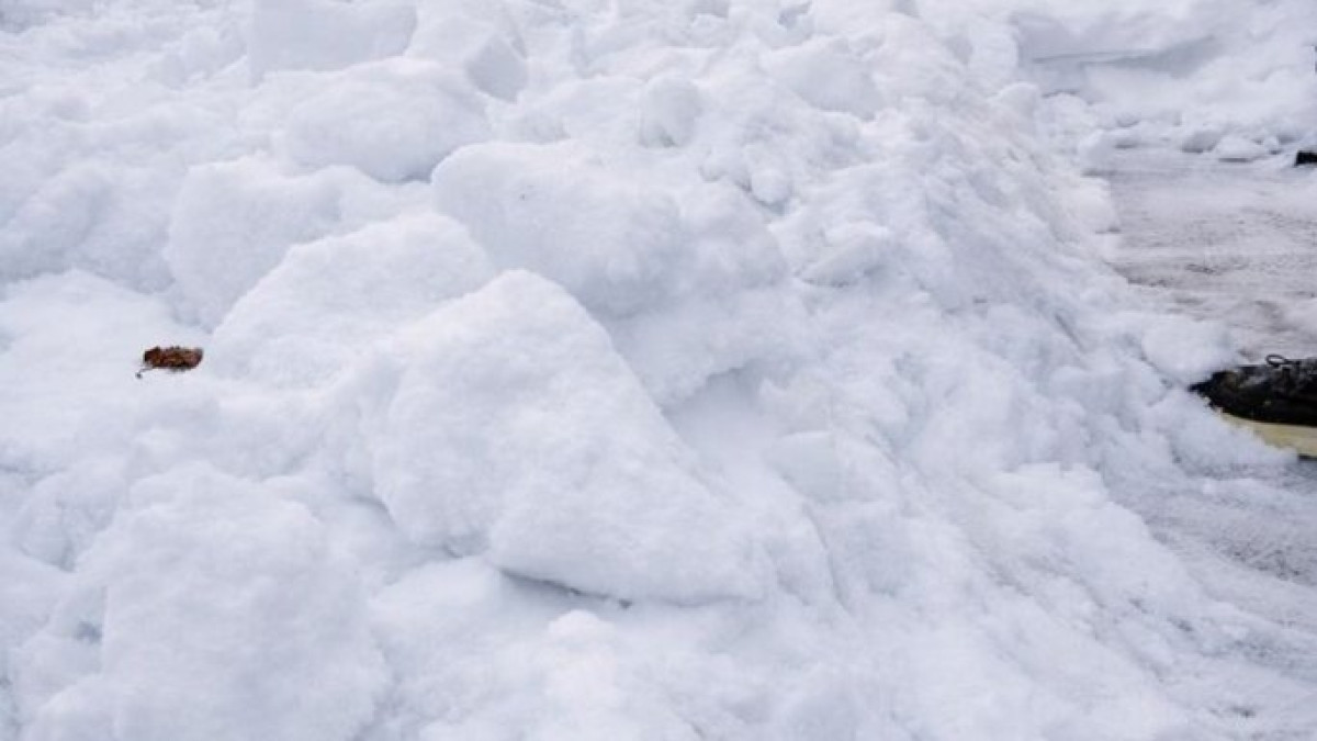 Varvekliai matomi, bet didžiausia rizika dažnai – nematoma: ką svarbu žinoti apie sniegą ant daugiabučių stogų 2