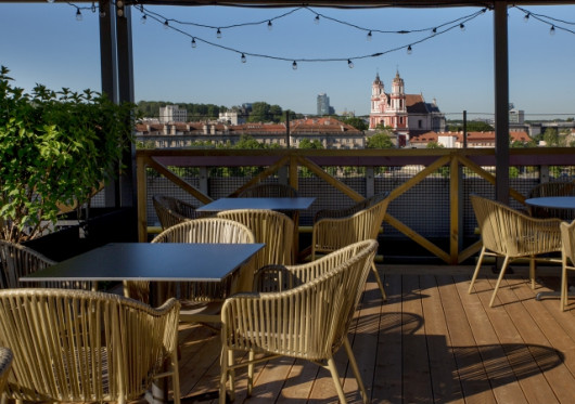 „Upės terasa“ – nauja laisvalaikio, restoranų ir koncertų erdvė Vilniaus centre
