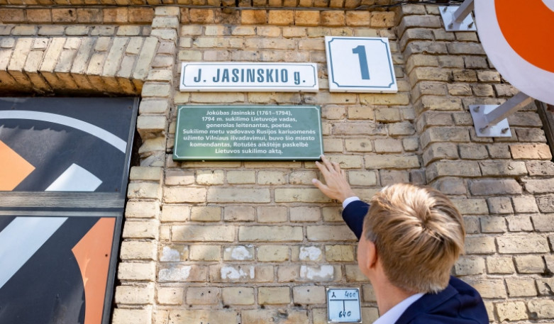 Sostinės gatvių pavadinimų istorijas pasakos lentelės ant pirmojo namo 1