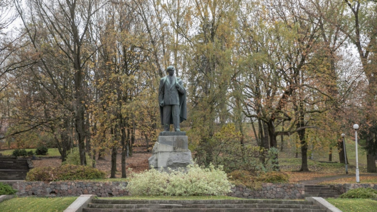 Nukeltas P. Cvirkos paminklas: skulptūra bus perduota Lietuvos nacionaliniam muziejui 1