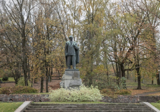 Nukeltas P. Cvirkos paminklas: skulptūra bus perduota Lietuvos nacionaliniam muziejui