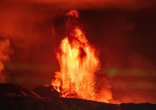 Islandijoje parduodamas sklypas su pabudusiu ugnikalniu