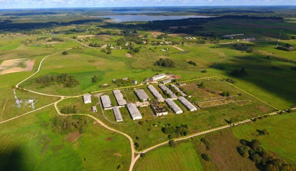 Molėtų raj, Inturkės sen., 67km nuo Vilniaus parduodama ferma su 6,6ha sklypu. 3