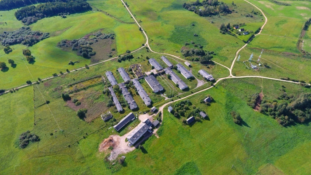 Molėtų raj, Inturkės sen., 67km nuo Vilniaus parduodama ferma su 6,6ha sklypu. 5