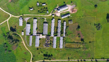 Molėtų raj, Inturkės sen., 67km nuo Vilniaus parduodama ferma su 6,6ha sklypu. 17