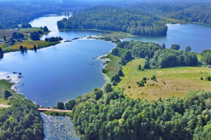 PARDUODAMAS 3,61 HA PLOTO ŽEMĖ SU ~500 M EŽERO PAKRANTĖS IR SENA SODYBA 3
