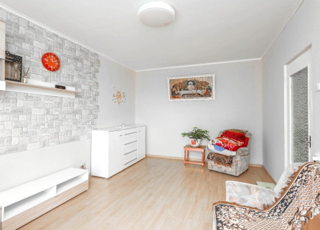 Parduodamas butas Jono Pauliaus II g., Eišiškių m., Šalčininkų r. sav., 55 m2 ploto, 2 kambariai Parduodamas butas Jono Pauliaus II g., Eišiškių m., Šalčininkų r. sav., 55 m2 ploto, 2 kambariai