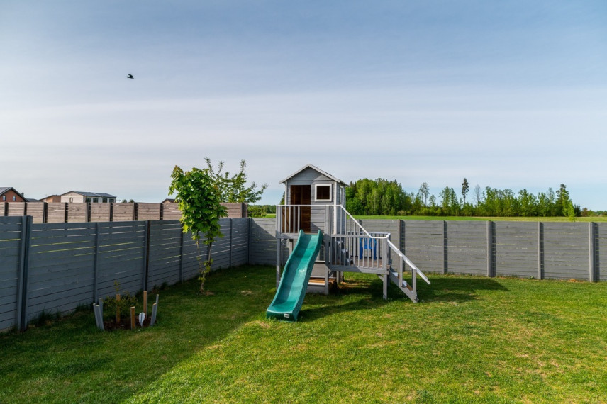 Parduodamas namas Smilgų g., Reivyčių k., Mažeikių r. sav., 269.27 m2 ploto, 1 aukštai 9