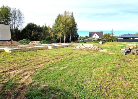 Parduodamas sklypas su projektu, statybų leidimu ir įrengtais namo pamatais Miškininkų g., Utenoje