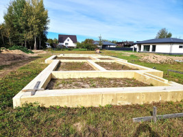 Parduodamas sklypas su projektu, statybų leidimu ir įrengtais namo pamatais Miškininkų g., Utenoje 4