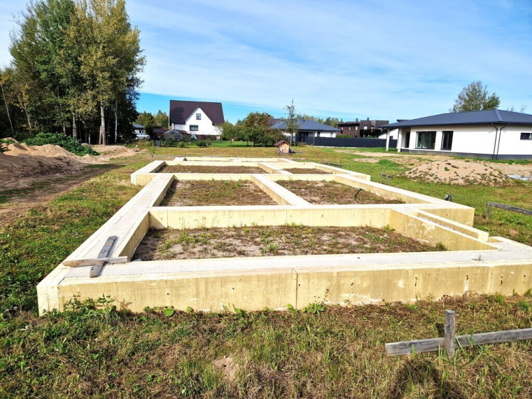 Parduodamas sklypas su projektu, statybų leidimu ir įrengtais namo pamatais Miškininkų g., Utenoje 4