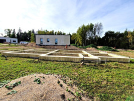 Parduodamas sklypas su projektu, statybų leidimu ir įrengtais namo pamatais Miškininkų g., Utenoje 8