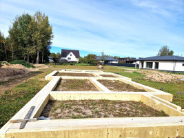 Parduodamas sklypas su projektu, statybų leidimu ir įrengtais namo pamatais Miškininkų g., Utenoje 10